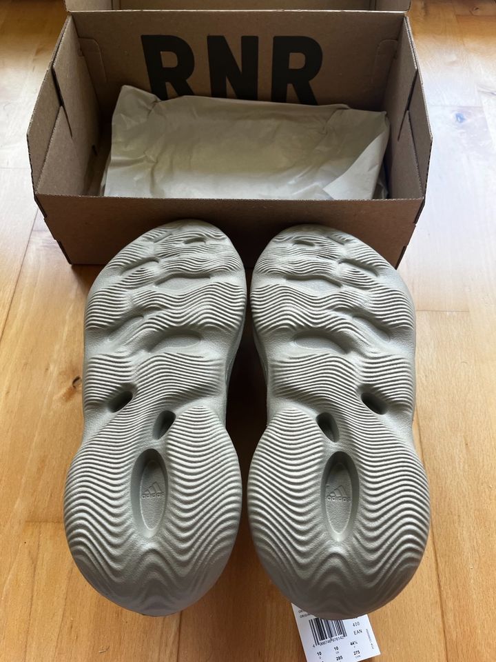 Adidas Yeezy Foam Runner Salt Sand in Größe 10/44 in Mannheim