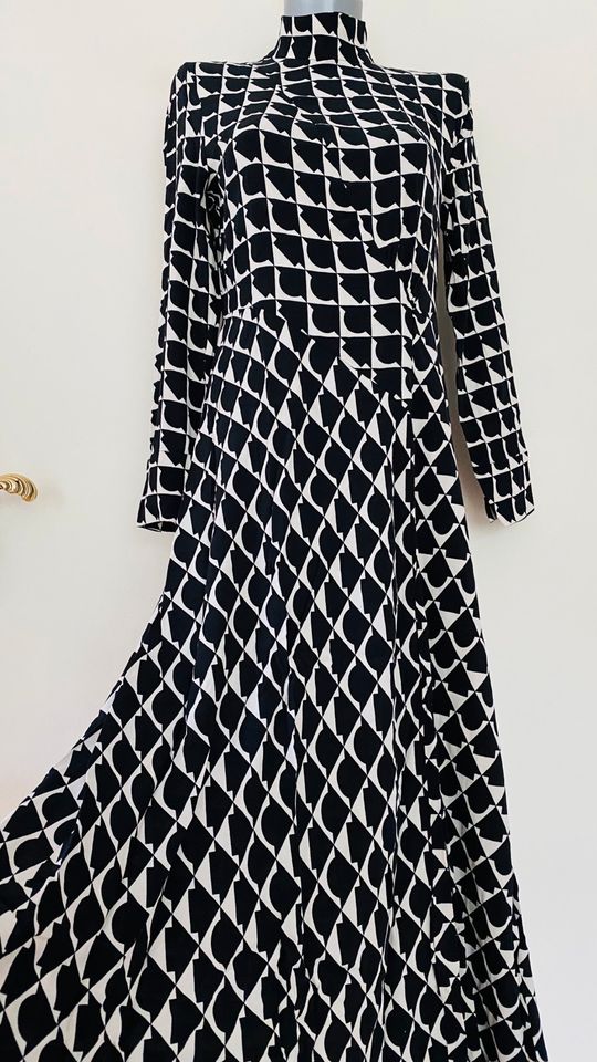 Zara Blogger Blusenkleid  Maxikleid Schwarz/ Weiß M in Mainz