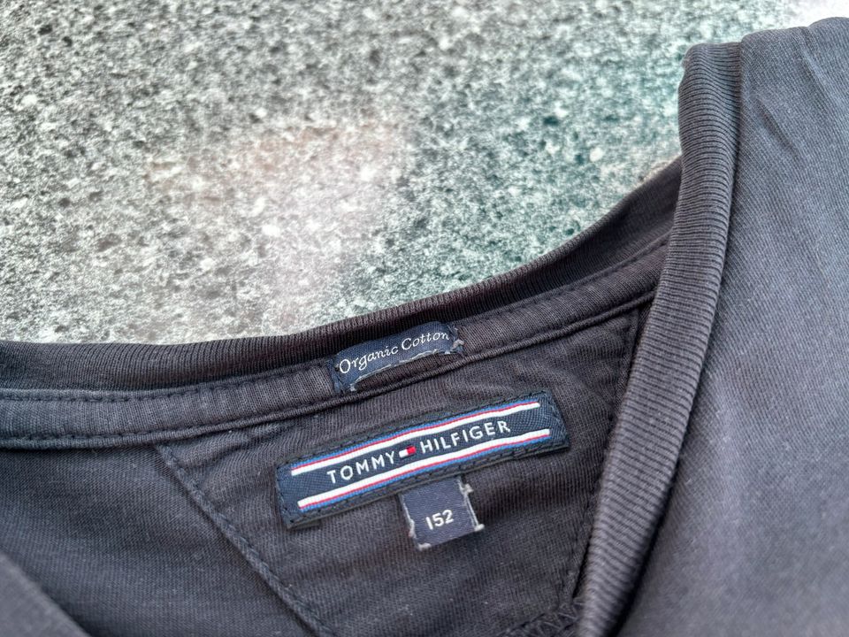 2 Tommy Hilfiger T-Shirts (schwarz und weiß) in Neufahrn