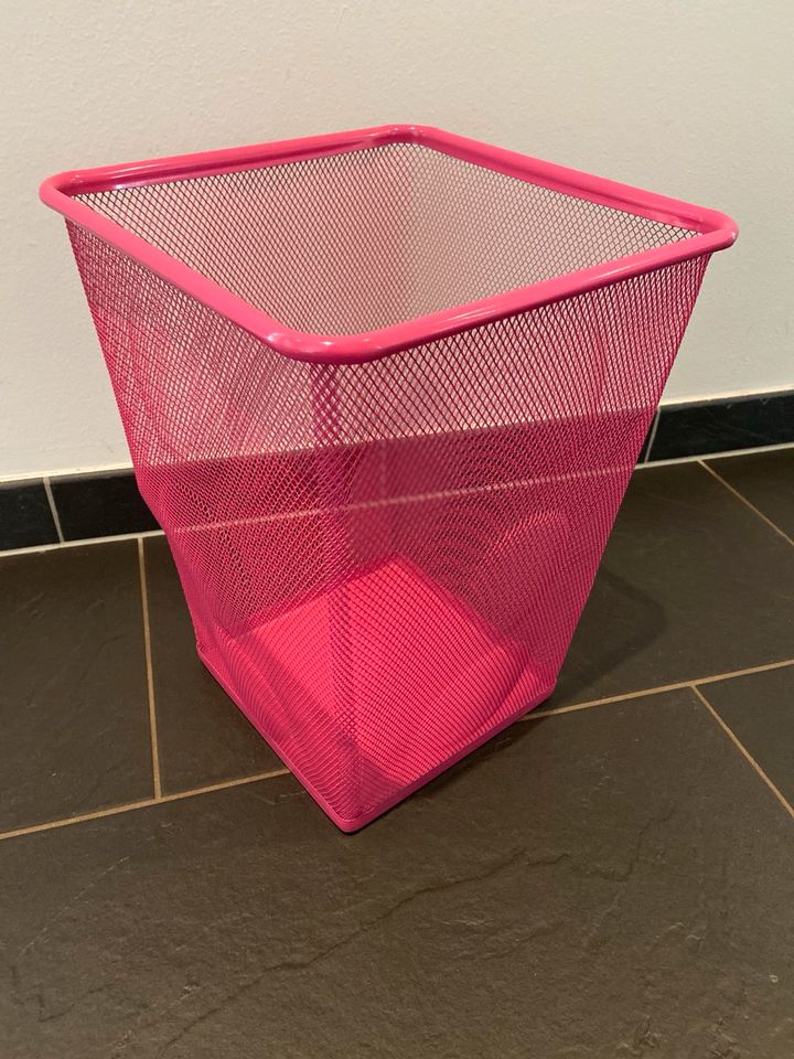 Schreibtisch Stuhl von Ikea mit Papierkorb in Diedrichshagen