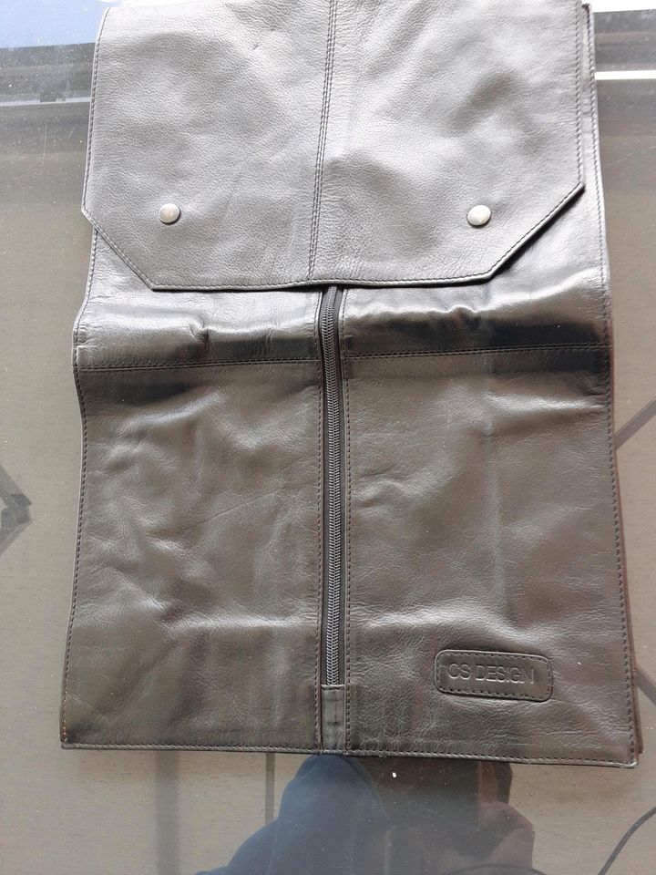(Reise-)Schutztasche aus Leder für feine Oberteile in Auggen