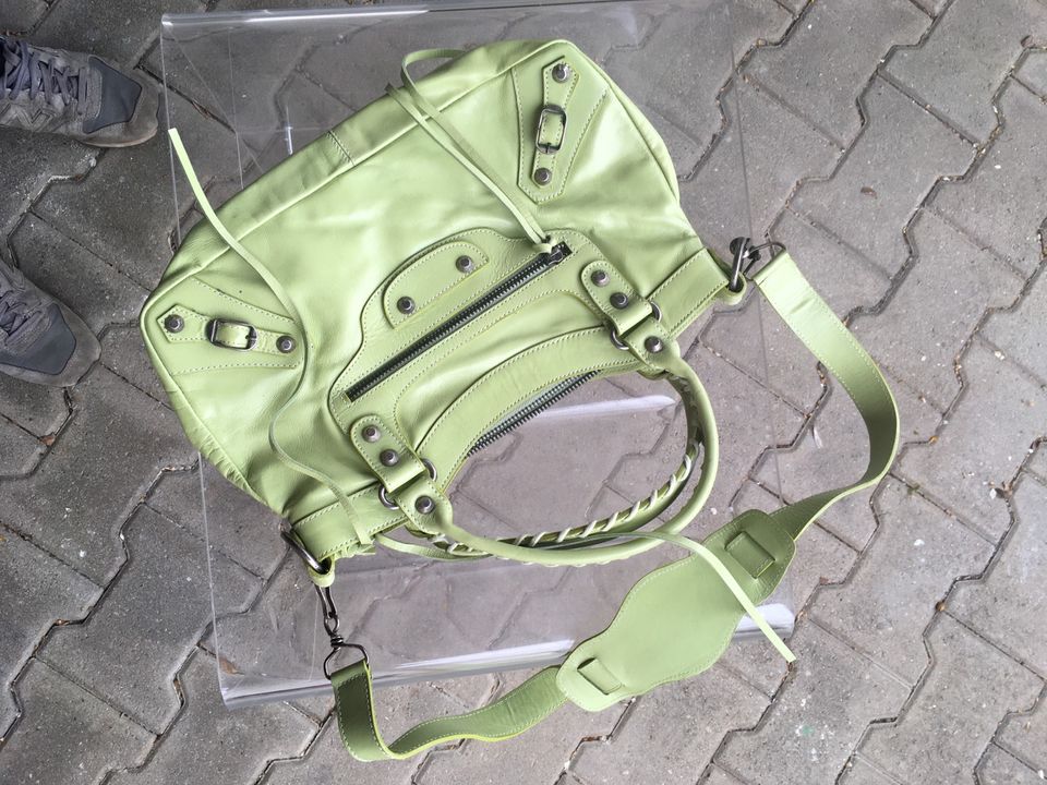 Eine Handtasche aus Leder in Grün in Rosenheim