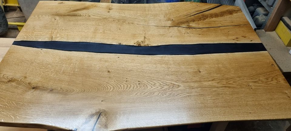 Epoxydharz Tischplatte aus rustikaler Eiche in Lage