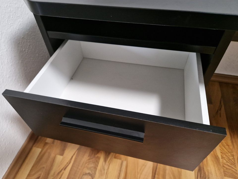 Schreibtisch, schwarz, Stauraum u. Bildschirmebene, 160 cm breit in Mettmann