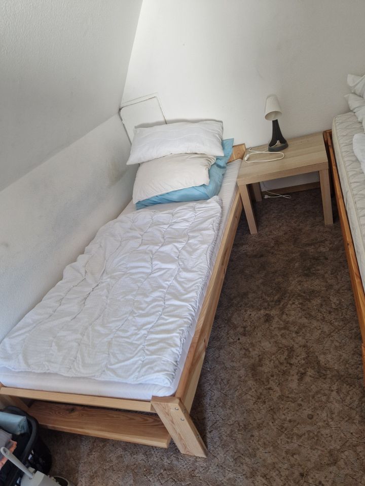 IKEA Bett mit Matratze, Nachttisch und Leuchte in Bad Schussenried