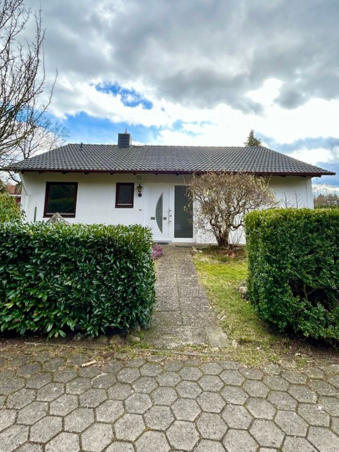 Bungalow mit viel Grün, Pool und Potenzial in Jesteburg