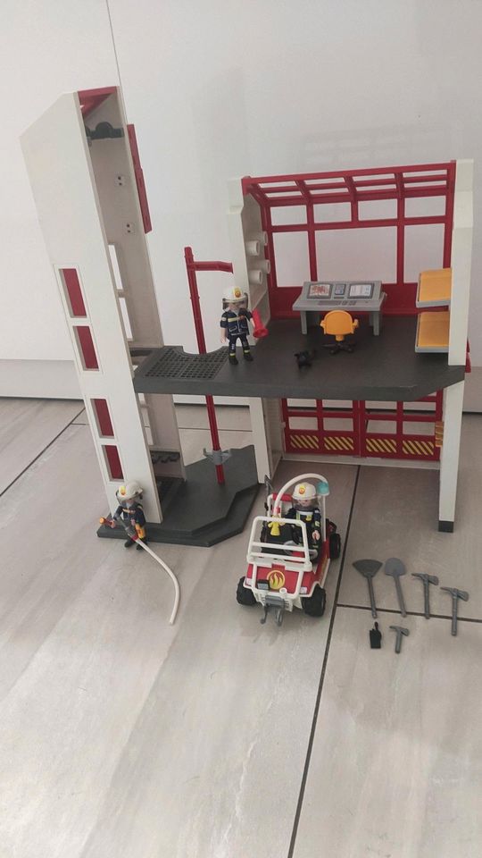 Feuerwehr Station Playmobil +Feuerwehrauto in Neukirchen-Vluyn