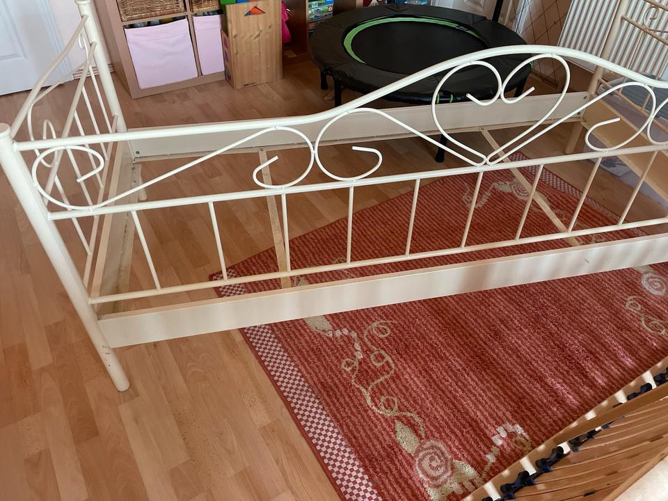 Bett für Mädchen aus Metall , weiß mit Lattenrost in Edewecht