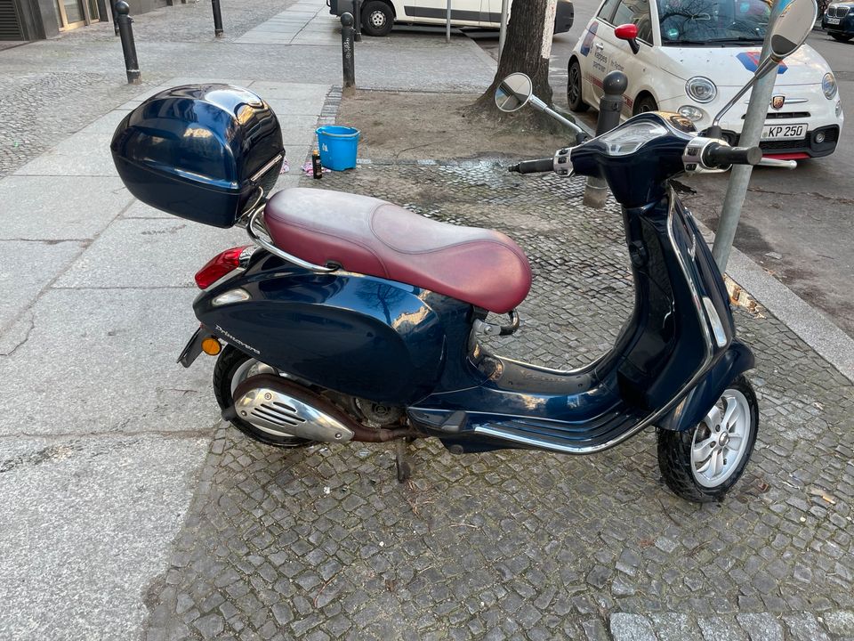 Vespa Primavera 50. 2 T dunkelblau in Berlin