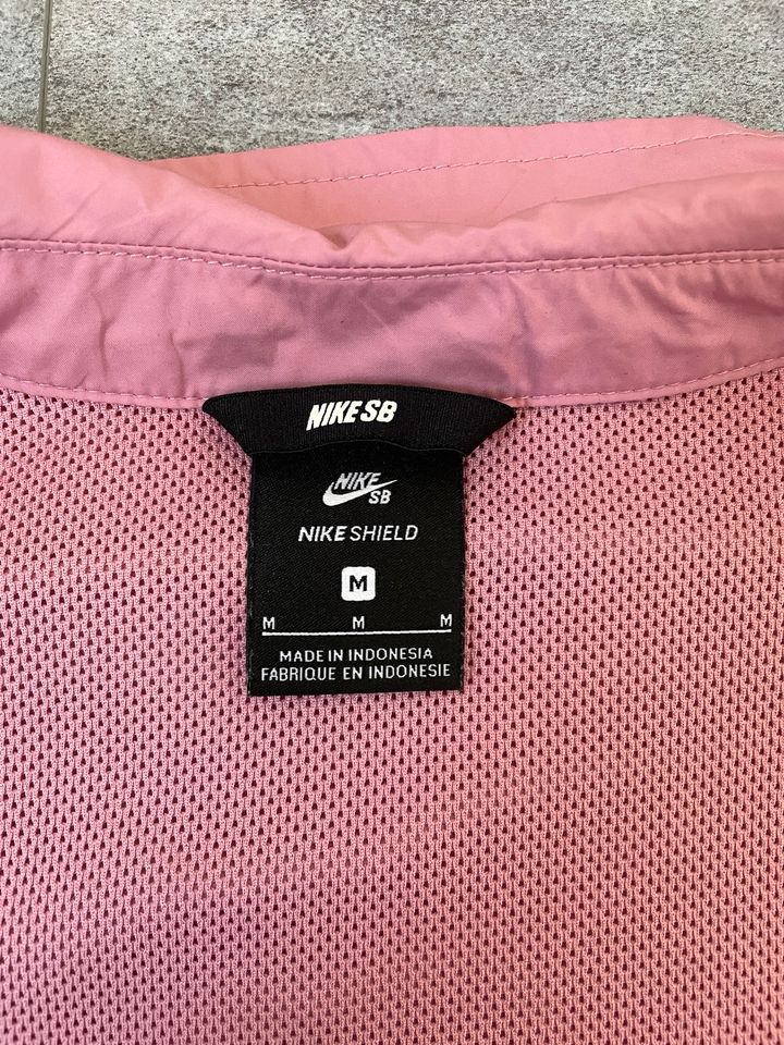 Nike SB Shield Jacke Pink Coaches Windbreaker rosa M Skateboard in Dresden