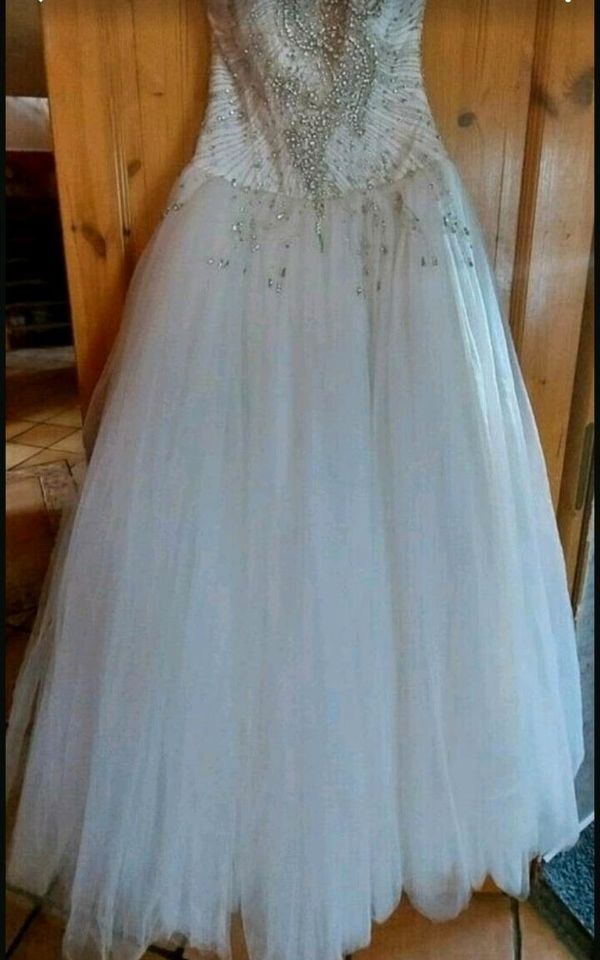 Brautkleid Hochzeitskleid Prinzessin ivory 38 M Schleier Reifrock in Klein Vielen