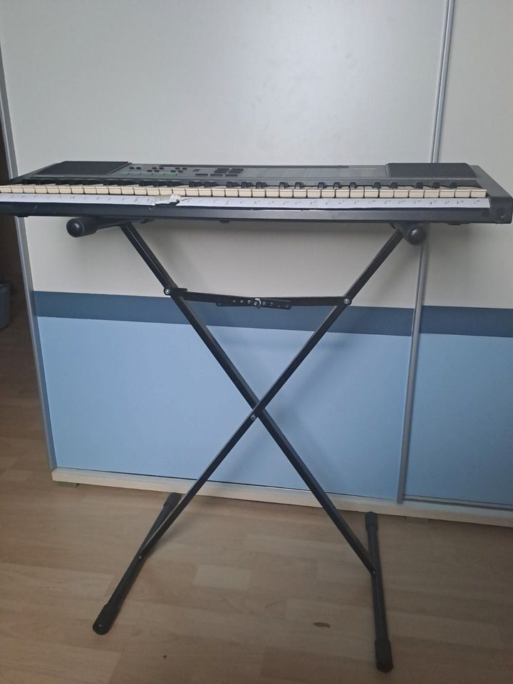 Keyboard mit Ständer in Bempflingen