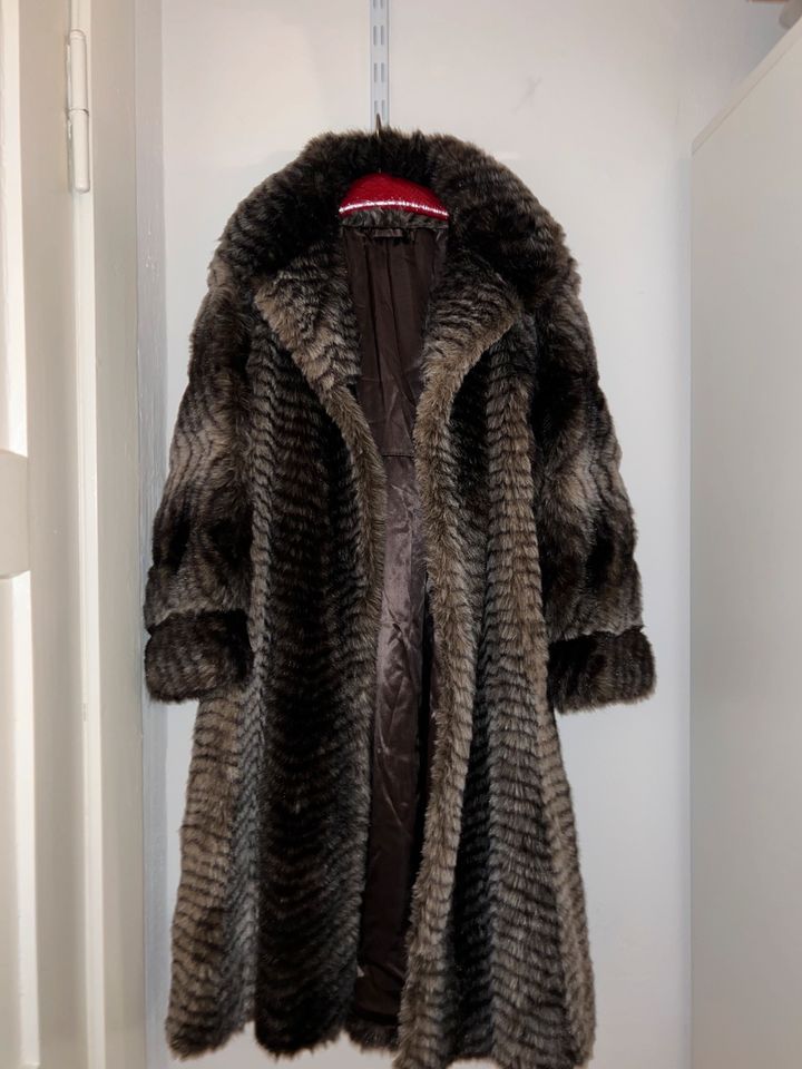 Fakefur Damen Wintermantel  Fake Pelzmantel Faux fur in Berlin