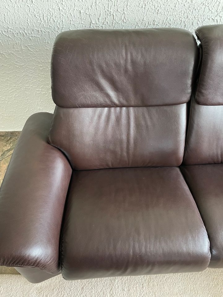 Stressless Couch/Eckcouch/Ledercouch mit Sessel und Hocker in Leipzig