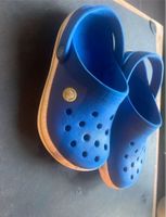 Crocs Crocband Clogs J1 32/33 Blau grün Hausschuhe Campings Niedersachsen - Oldenburg Vorschau