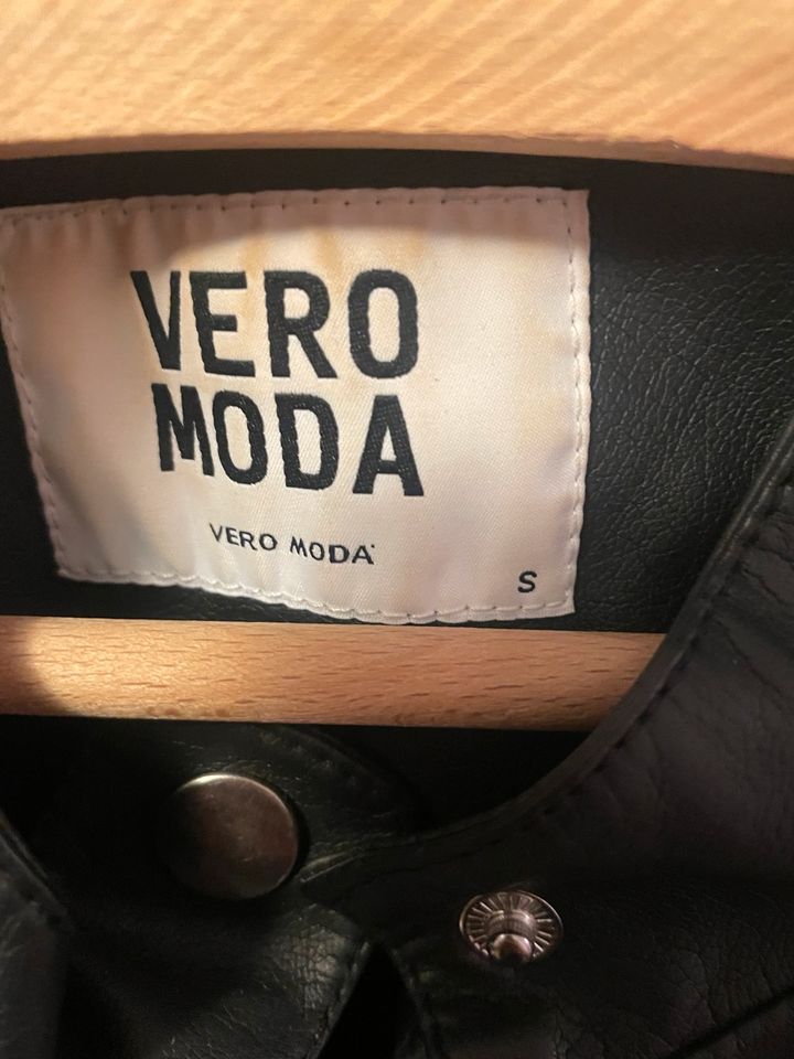 Vero Moda Lederjacke in Obing