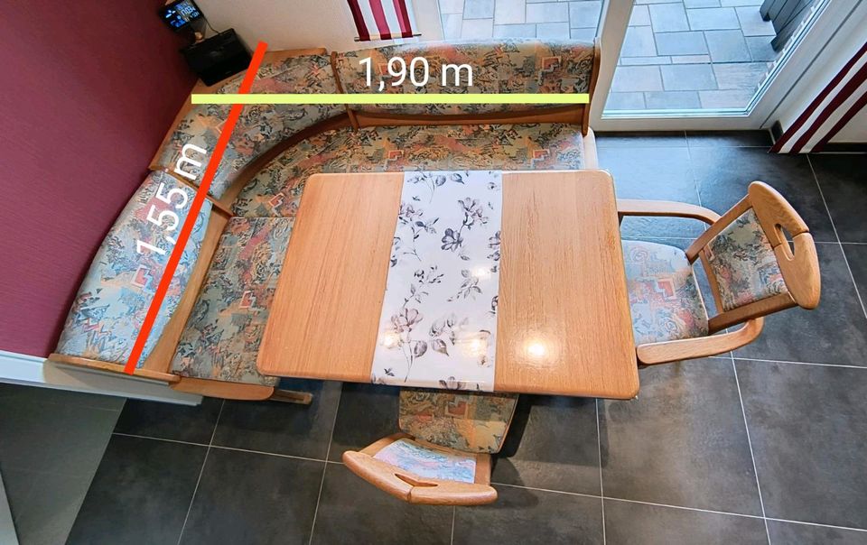 Eckbankgarnitur mit Tisch und Stühlen in Emstek