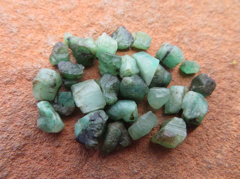 Set: 20 x echte Smaragde Edelsteine Mineralien Steine in Witten