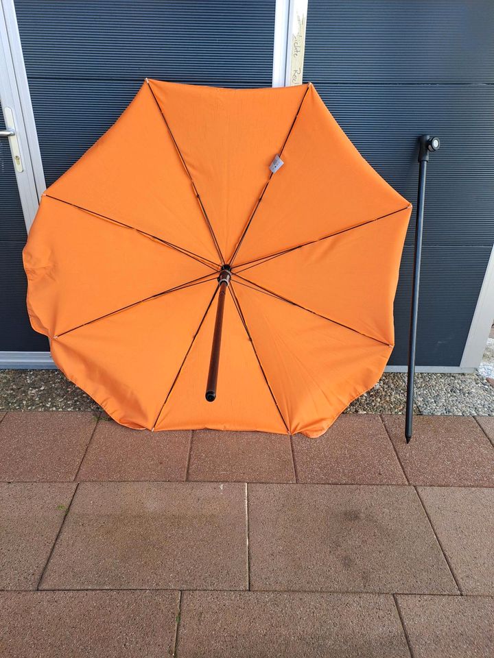 Orangener Sonnenschirm / Schirm in Tuningen