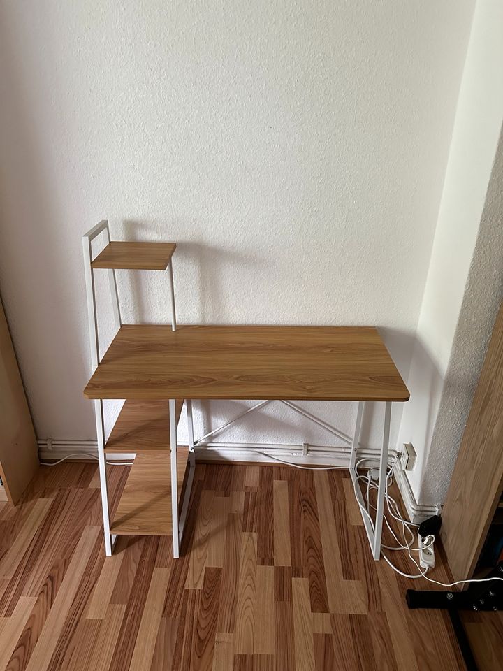 Kleiner Schreibtisch in Hannover