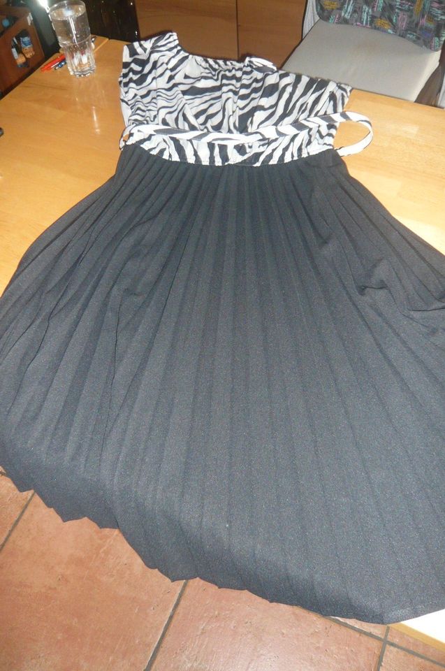 Kleid mit Bolero Gr.50 schwarz-Weiss in Stockach