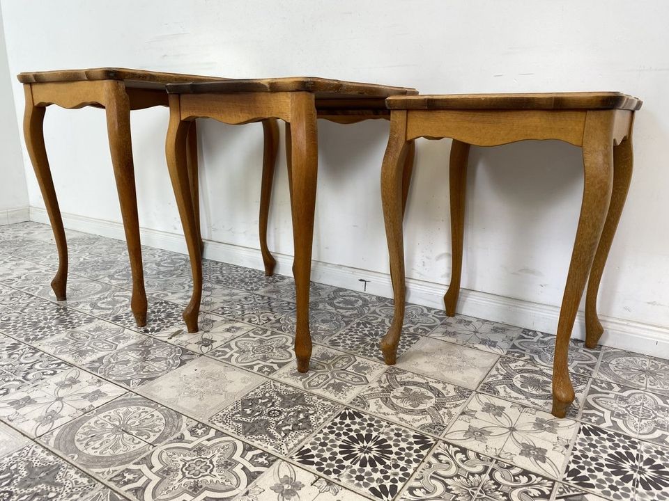 WMK Wunderschönes Set von gut erhaltenen 3-in-1 Satztischchen mit geschwungenen Beinen und hanmdbemalter Fliesenablage # Couchtisch Nesting Tables Beistelltisch Tisch coffee table Chippendale Vintage in Berlin