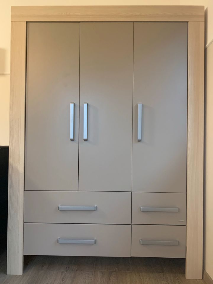 Kleiderschrank, Regal, 2x Wandbord Esche hell Front Sandgrau in Oranienburg