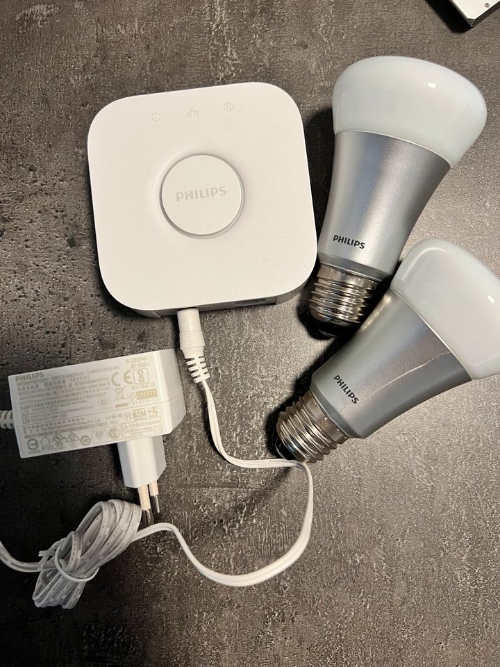 Philips Hue Bridge Hue 2.1 Modell 3241312018A plus 2 Lampen in Mannheim