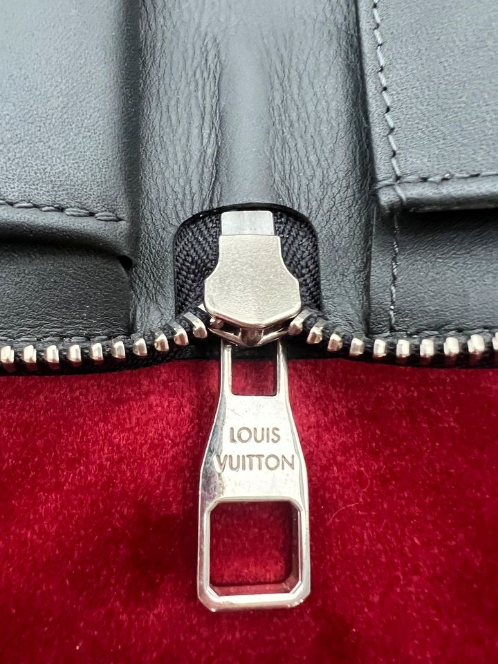 Louis Vuitton Zippy Vertical Geldbörse in Dallgow