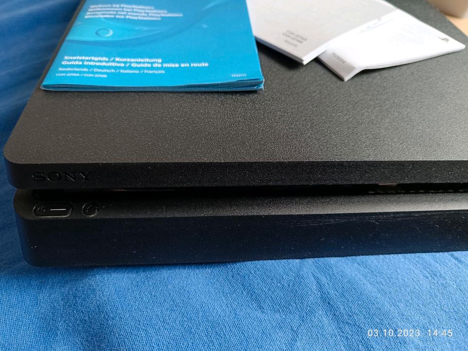 PS 4 Konsole 1 TB  mit zwei Controllern und Spielen in Hamburg