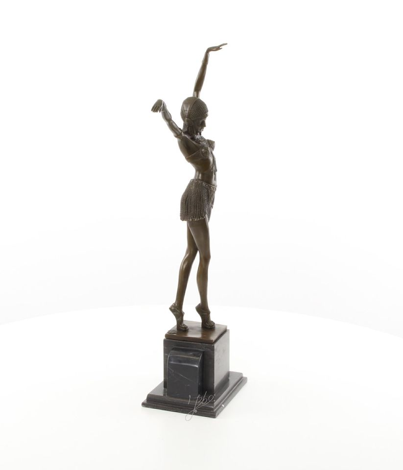 traumhafte Bronzeskulptur tanzende Frau auf Marmorsockel in Centrum