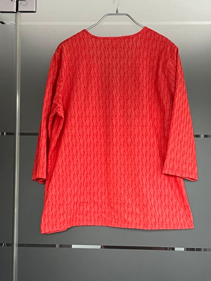 in sich rot gemusterten Pullover von Madeleine in Größe 48 in Königsbrunn