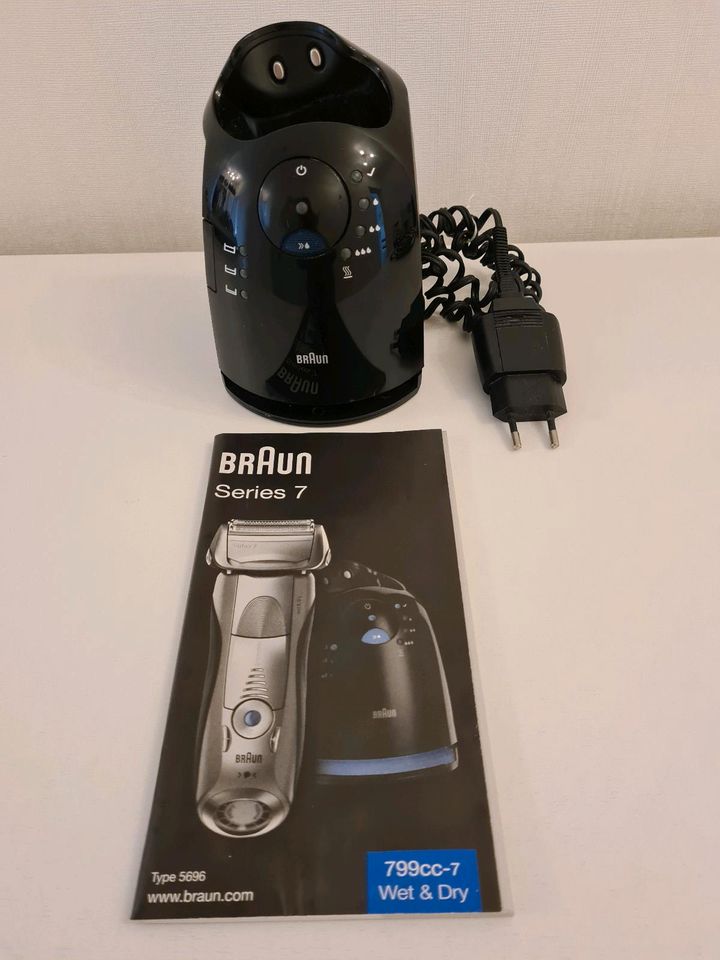 Braun Series 7 Reinigungsstation inklusive 3 Kartusche in Köln - Nippes