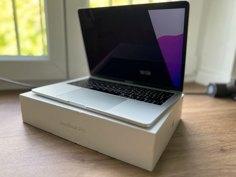 MacBook Pro 13", 128GB SSD, 8GB RAM, 2019, silber in Ottobrunn