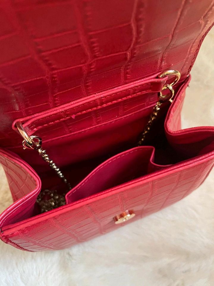 Handtasche LesAmeés Paris Kunstleder rot Perlen Goldkette Fashing in Muldestausee