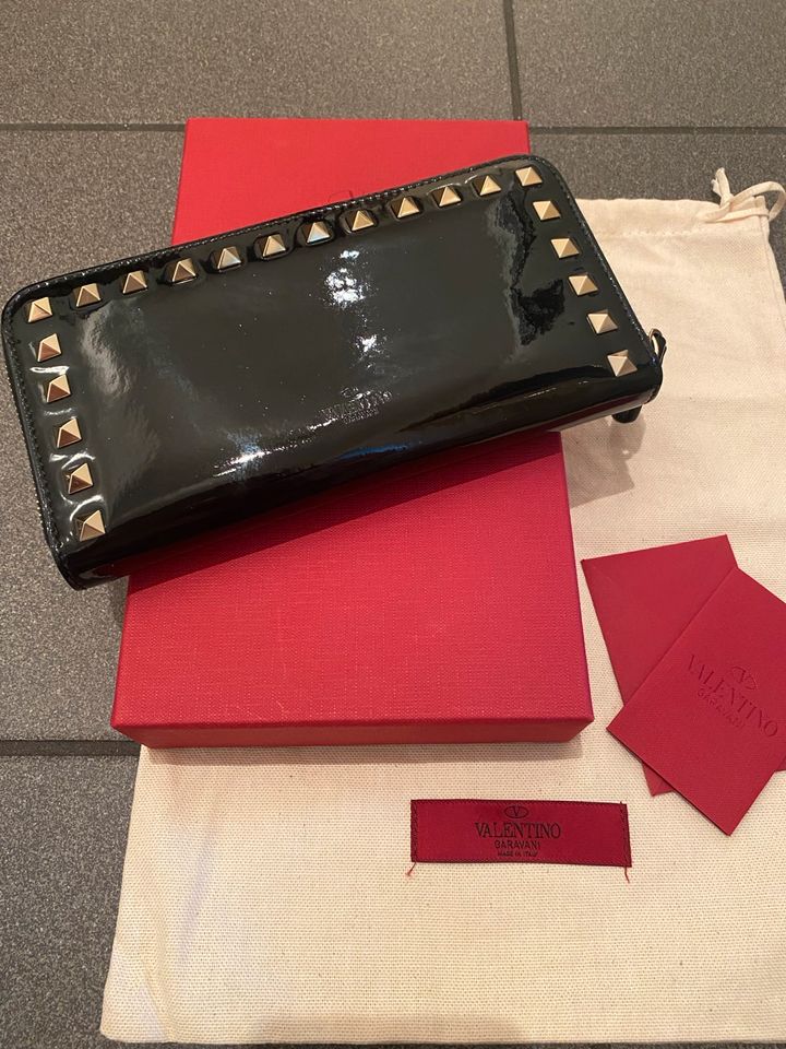 Original Valentino Garavani Rockstud Börse Continental Lackleder in Düsseldorf