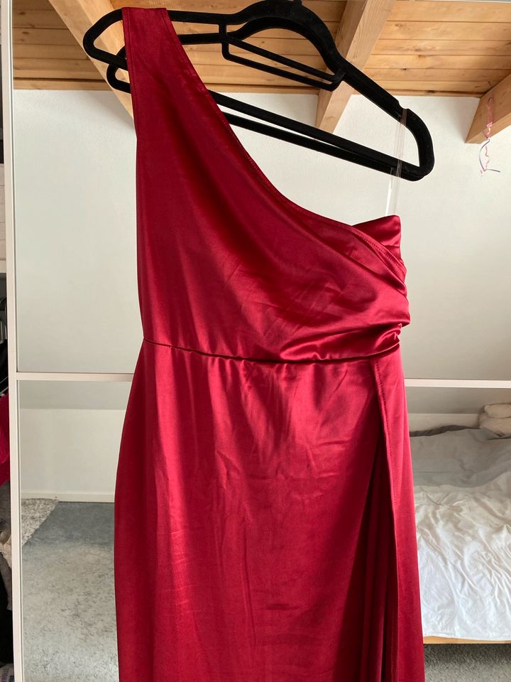 Rotes Abendkleid Ballkleid mit Schleppe in Esens
