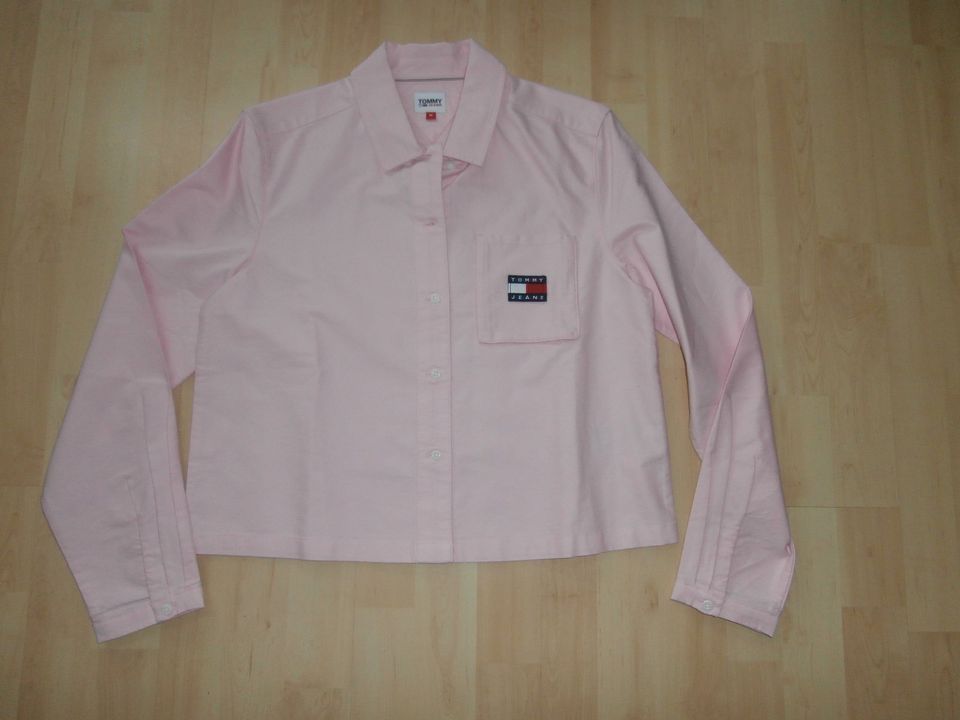 Tommy Jeans – Hemd in Rosa mit Tasche und Aufnäher in Naila