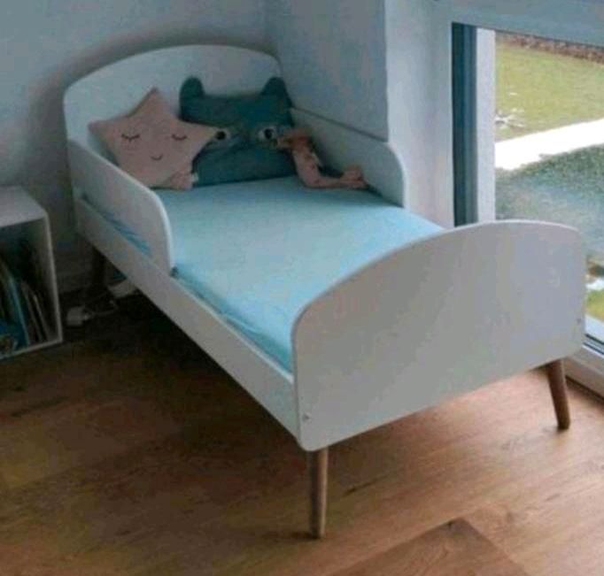 Kinderbett hochwertig, Home24, wie neu, mit Rausfallschutz in Berlin