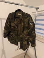 H&M Jacke mit Tarnmuster Hessen - Allendorf Vorschau