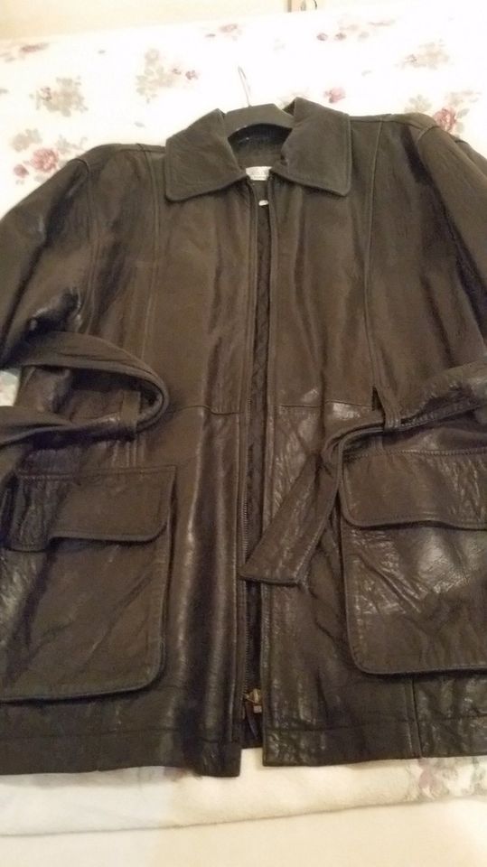 Neue, ungetragene schwarze Lederjacke Gr. 38 (fällt gut aus!) in Hamburg