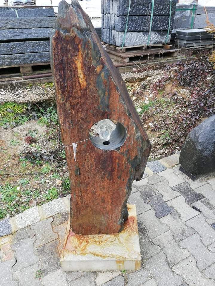 Schiefersäule mit Glasstein /Quellstein-Monolith in Gottfrieding