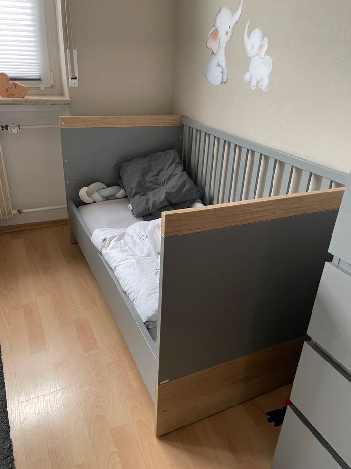 Babybett / Kinderbett inkl Matratze und Zusatzteilen in Roßdorf