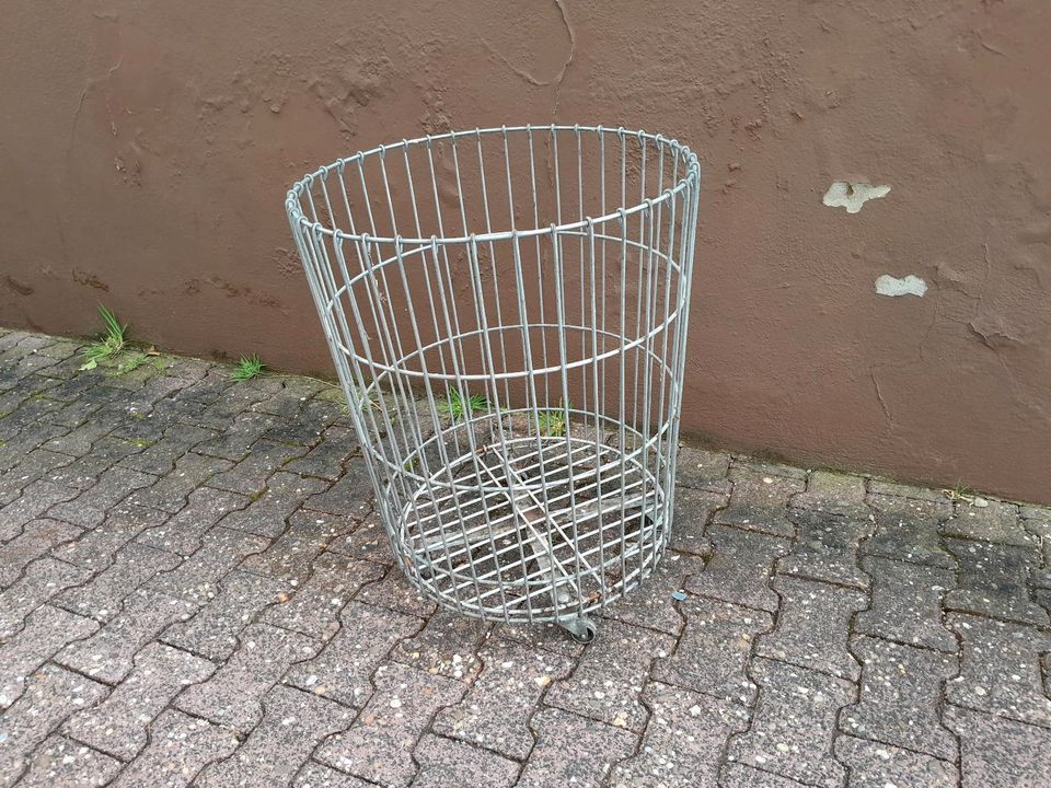 Vintage Metall-Korb auf Rollen H 73cm Kartoffelkorb Metallkorb in Taunusstein