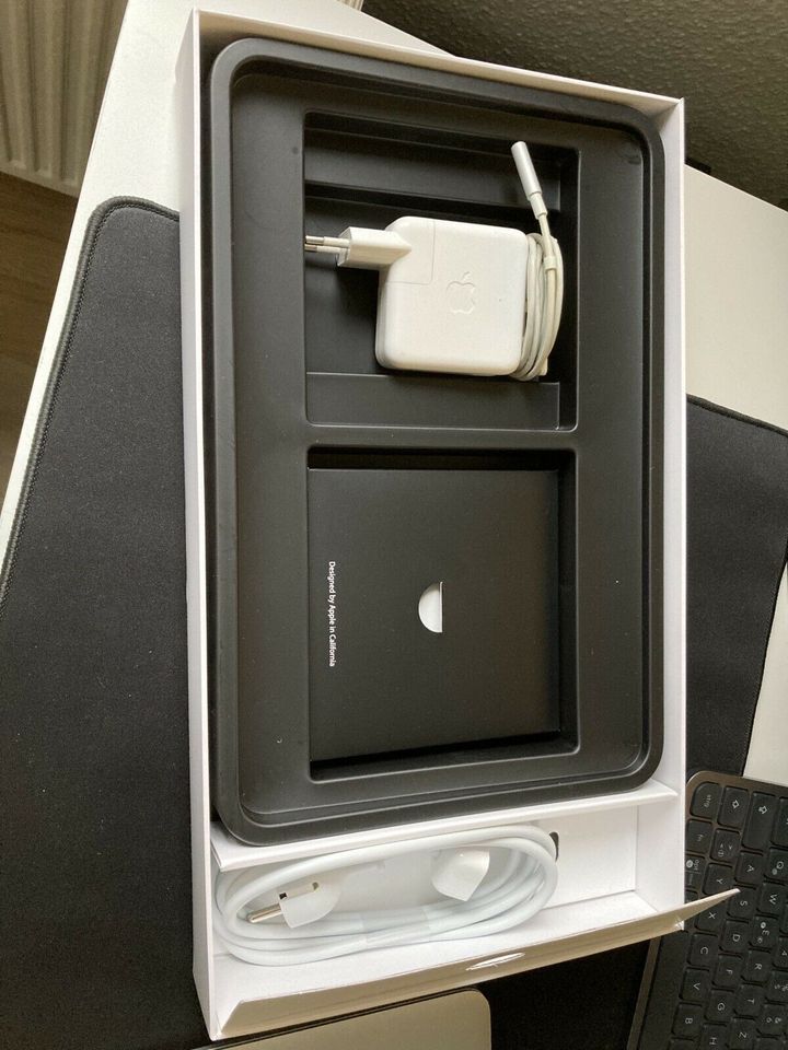 Apple MacBook Air 11' (Modell: MC969D/A) in Neuenhagen