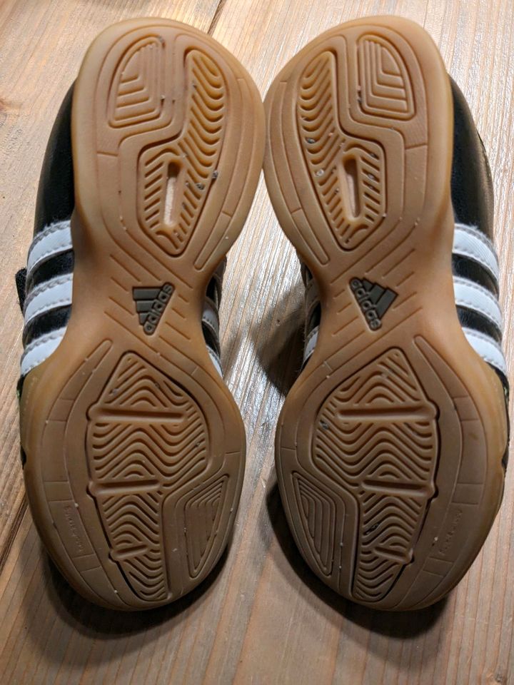 Hallenschuhe Turnschuhe Kinder Adidas llquestra Gr 29 in Altenstadt