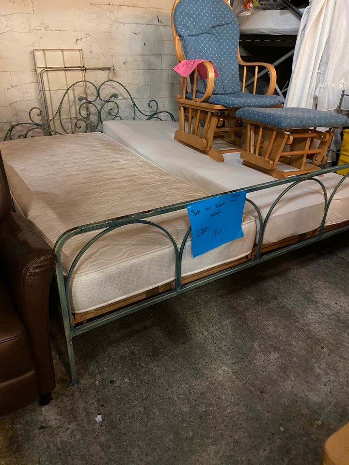 Bett Ehebett Doppelbett mit Rahmen und Matratzen in Essen