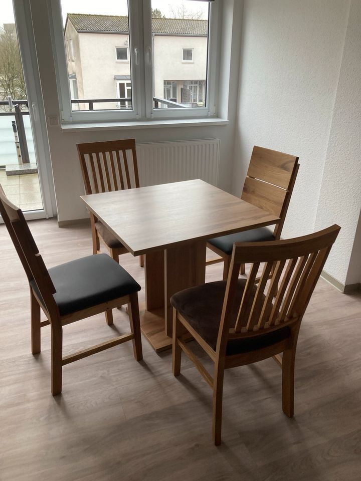 Tisch 80 x 80 cm + 4 Stühle in Bremen