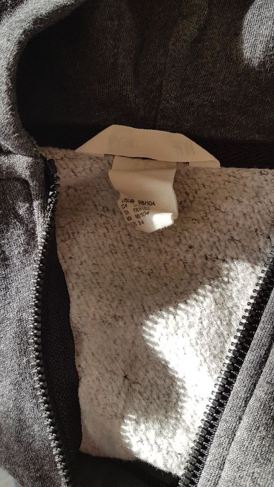 graue Sweatjacke Gr. 98/104 von H&M in Limbach-Oberfrohna