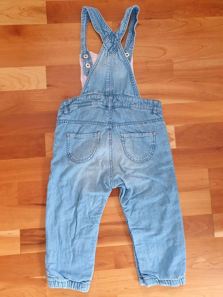 Jeans Latzhose Hose H&M 92 Herz blau (innen rosa) zum Aufknöpfen in Hattersheim am Main